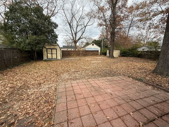 Building Photo - Great Opportunity in Lakeside area