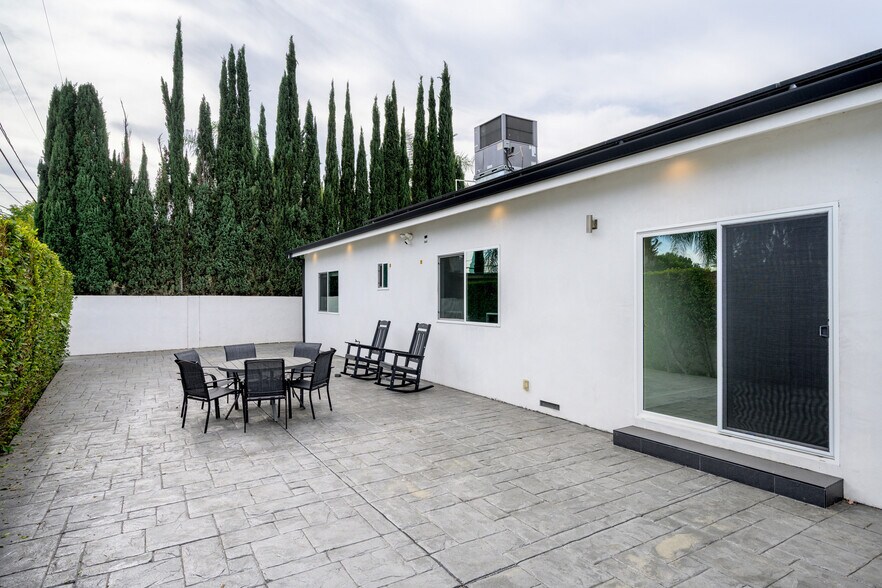 Building Photo - 13311 Wixom St