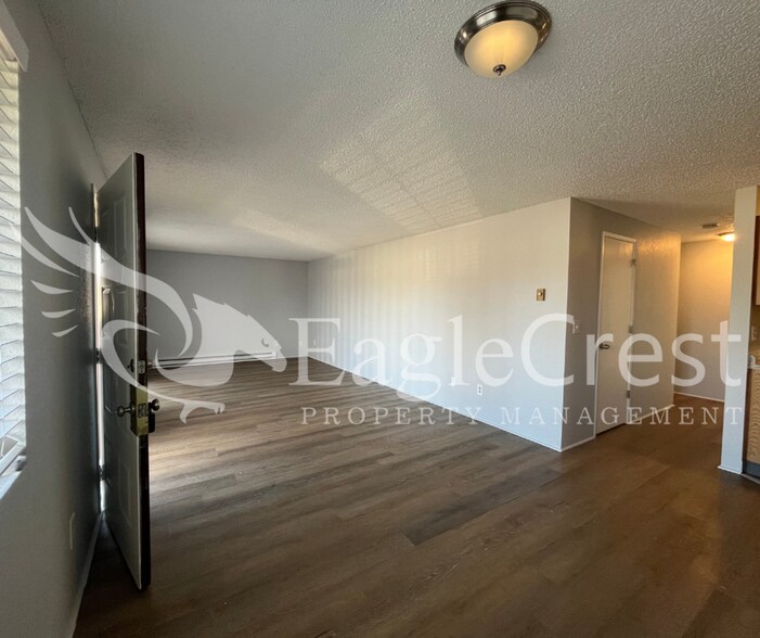 Building Photo - 320NEC