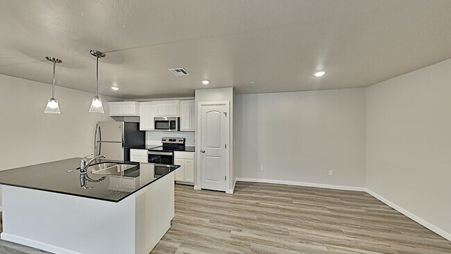 Building Photo - 2 Bedroom 2 Bath 2 Car Garage Duplex with ...