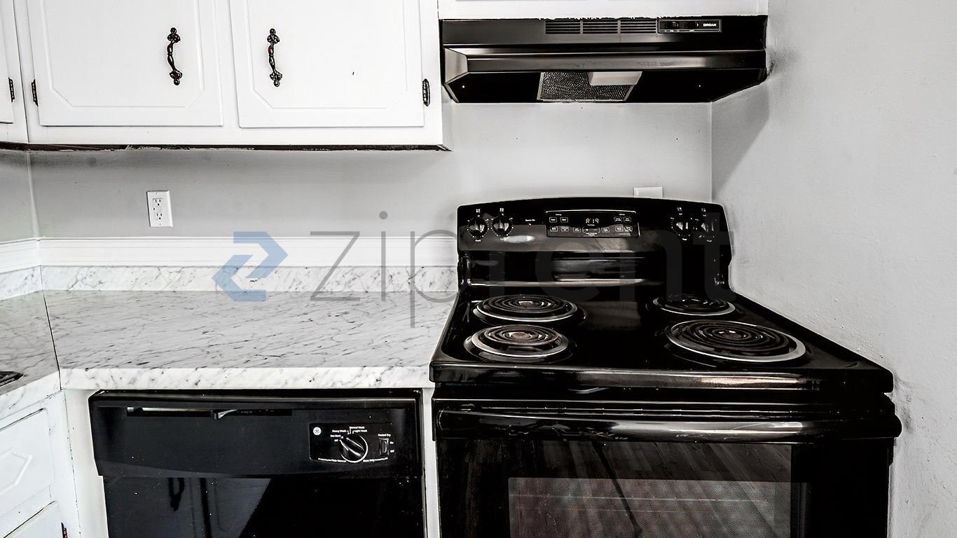 Building Photo - Unit APT E