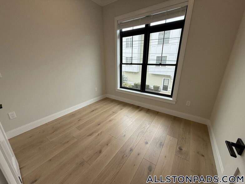 Building Photo - 157 Everett St
