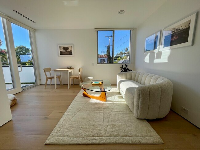 Living Room - 522 N Roxbury Dr