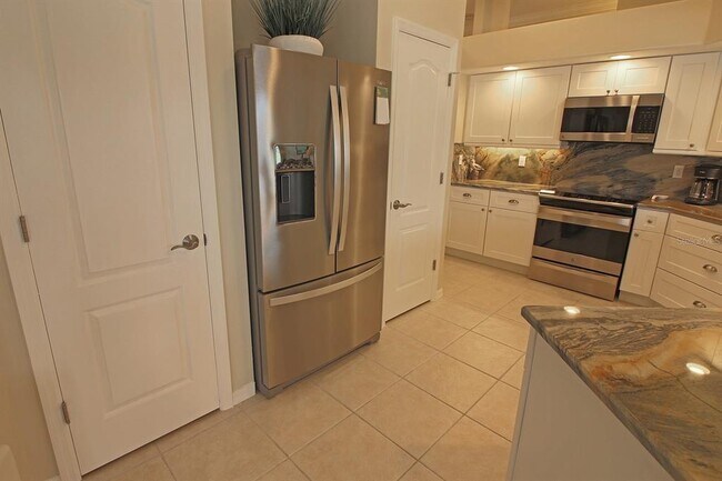 Building Photo - 811 Rotonda Cir
