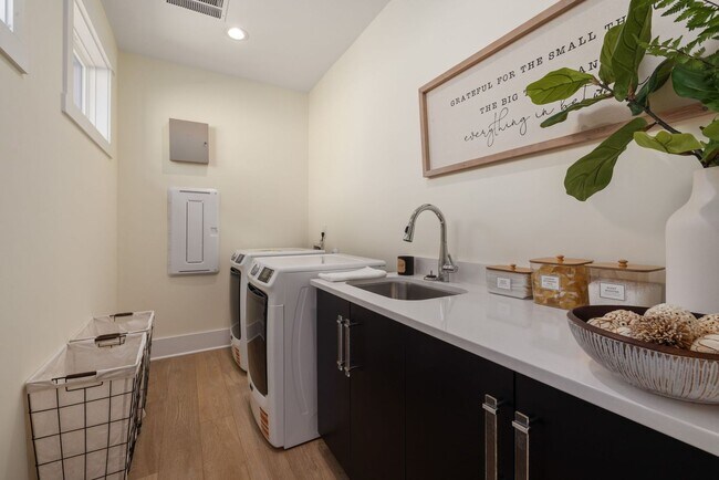 Building Photo - Modern 4-bedroom, 3 bathroom in the heart of Durham