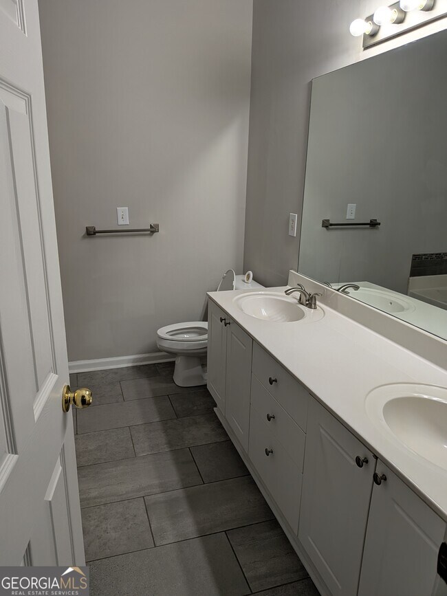 Building Photo - 1422 Fountain View Dr