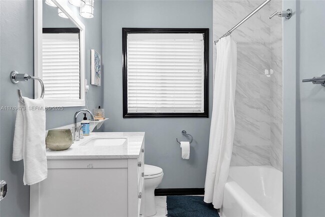 Building Photo - 660 NE 121st St