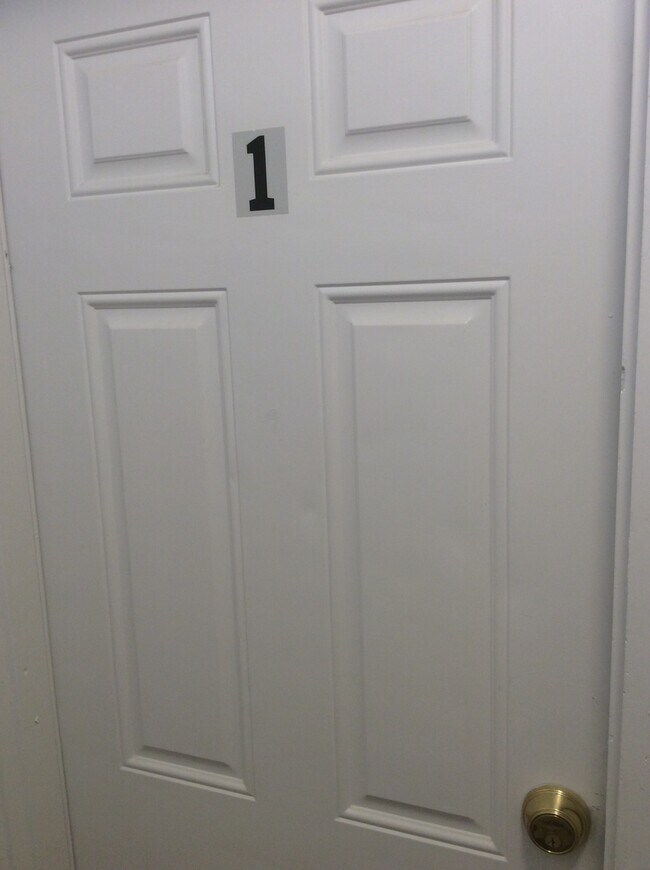 Building Photo - 3 Bedroom 1.5 Bath 1st Floor Apartment-York City SD