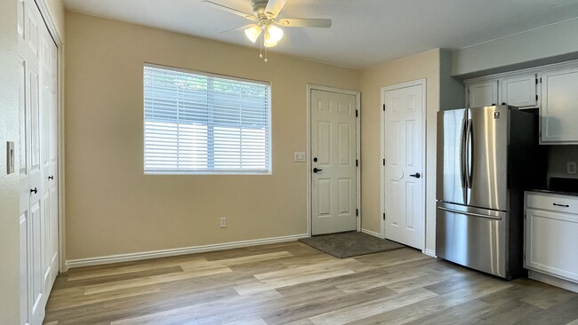 Building Photo - Great 3 Bedroom, 2.5 Bath townhome in the ...