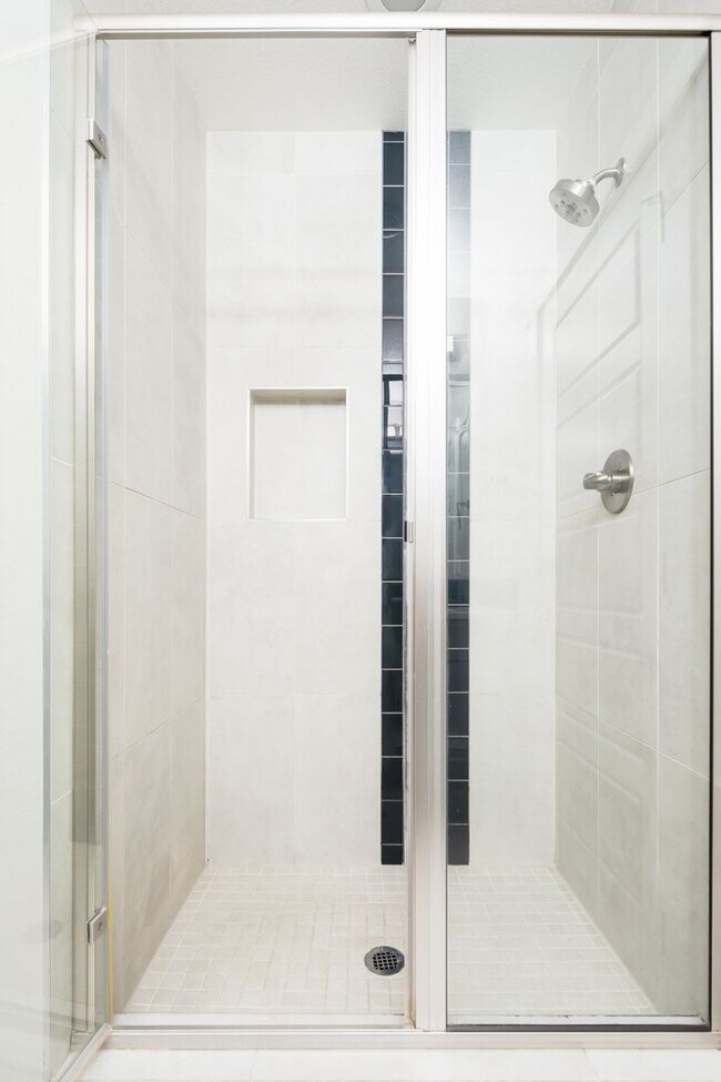 Building Photo - Modern 3 bed / 4 bath, 3 story townhome!