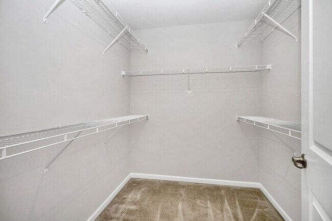 Building Photo - Stunning 3 Story 3BD/2+2HalfBA Townhome in...