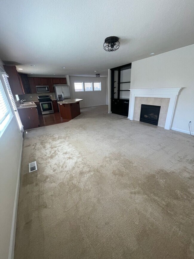 Building Photo - Gorgeous Pet Friendly Three Bedroom Home I...