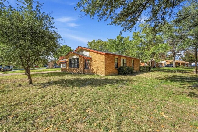 Building Photo - 3401 Princeton Dr