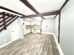 Building Photo - 2 Bedroom 1 Bathroom Townhome