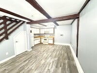 Building Photo - 2 Bedroom 1 Bathroom Townhome