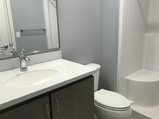 Building Photo - 10 E Ridge Dr