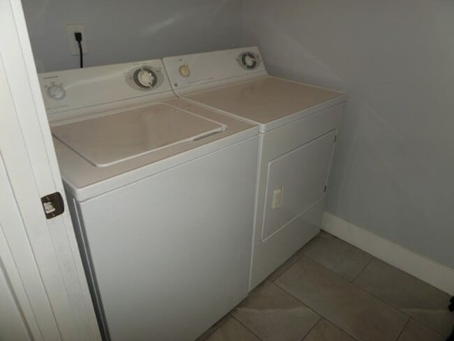 Building Photo - Super Nice 2-Bedroom Townhouse w/Attached ...