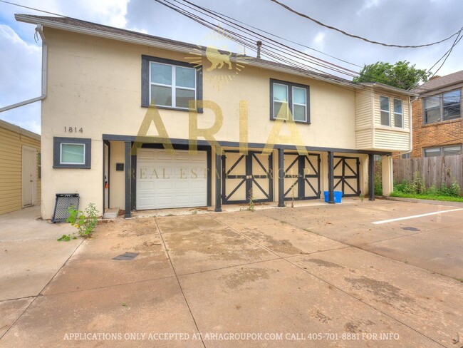 Building Photo - Updated & Adorable 2 Bed/1 Bath Space in t...