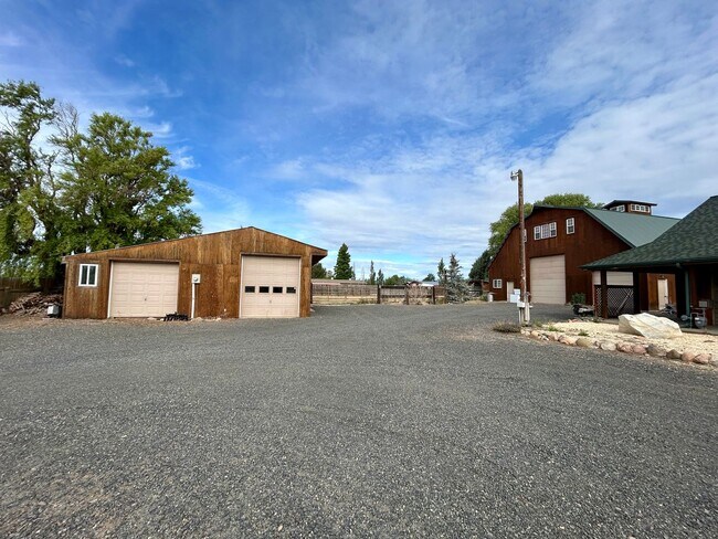 Building Photo - 3 Bedroom Home on Two Acres