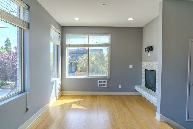Building Photo - 3Bd/2.5Ba Seattle Townhouse