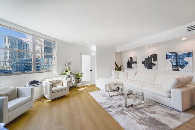 Building Photo - 801 Brickell Bay Dr