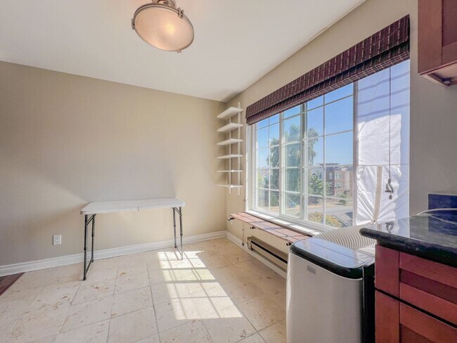 Building Photo - 2Bd/1.75Ba Seattle Condo