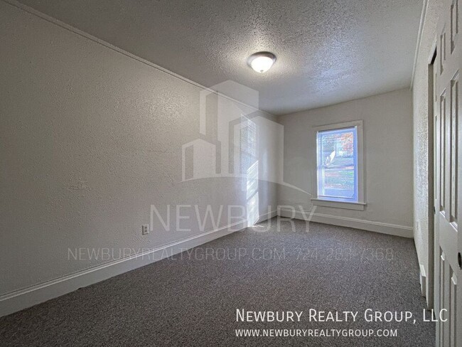 Building Photo - 33 Hickory St