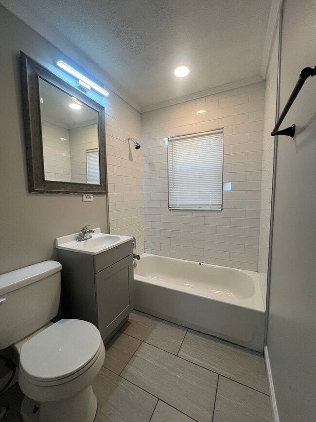 Building Photo - **MOVE-IN Special $500 off the 1st full month's rent with lease signed by 12/10/25**