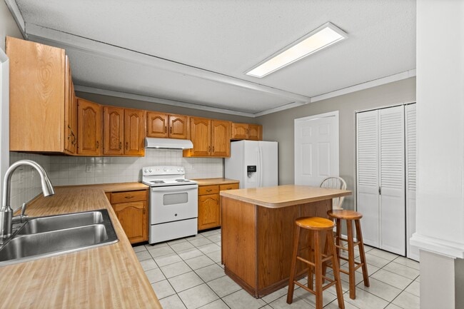 Building Photo - 14355 Rainy Lake Dr