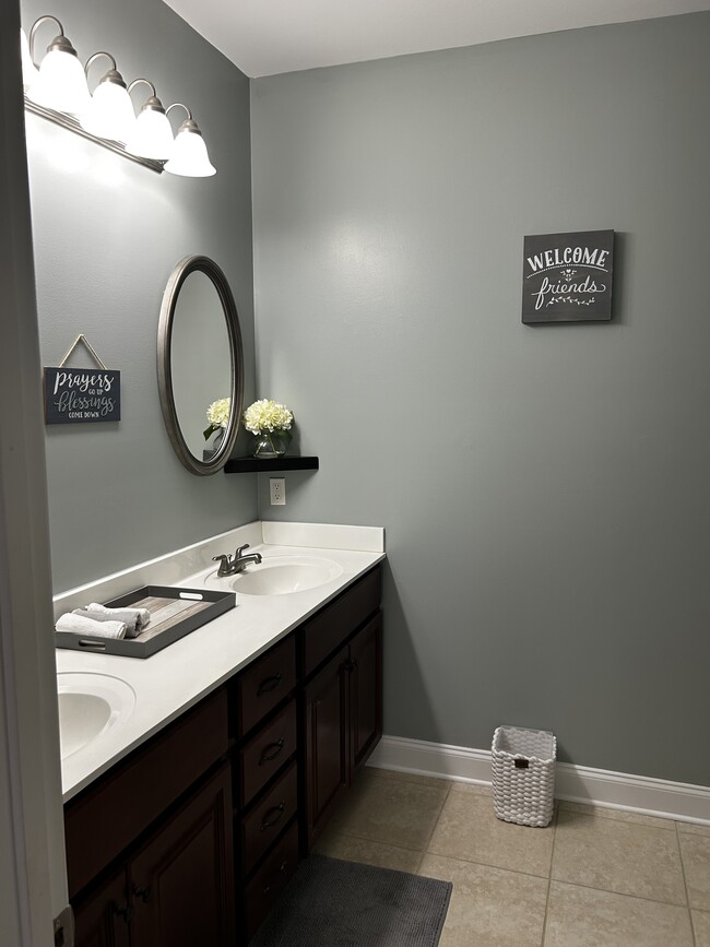 Master bath - 123 Chateau Place