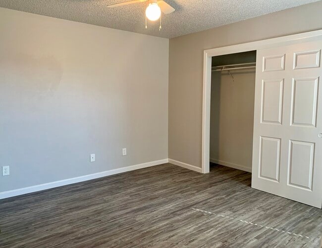 Building Photo - 2749 Parkchester Dr