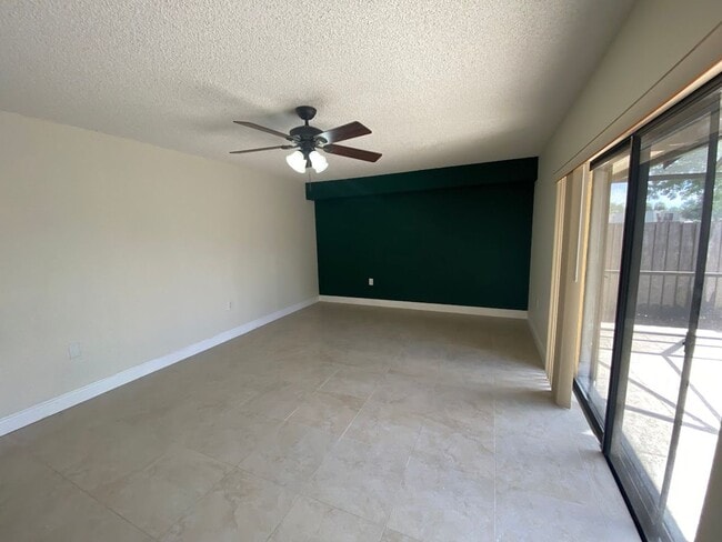 Building Photo - Beautiful and well-maintained 2BR/2BA town...