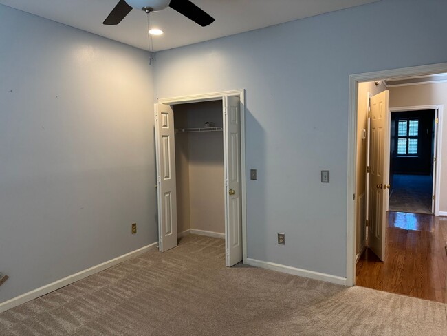 Building Photo - 2BR Bellevue Townhome