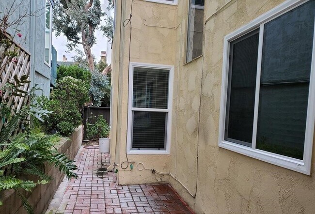 Building Photo - 16-18 REEF ST.