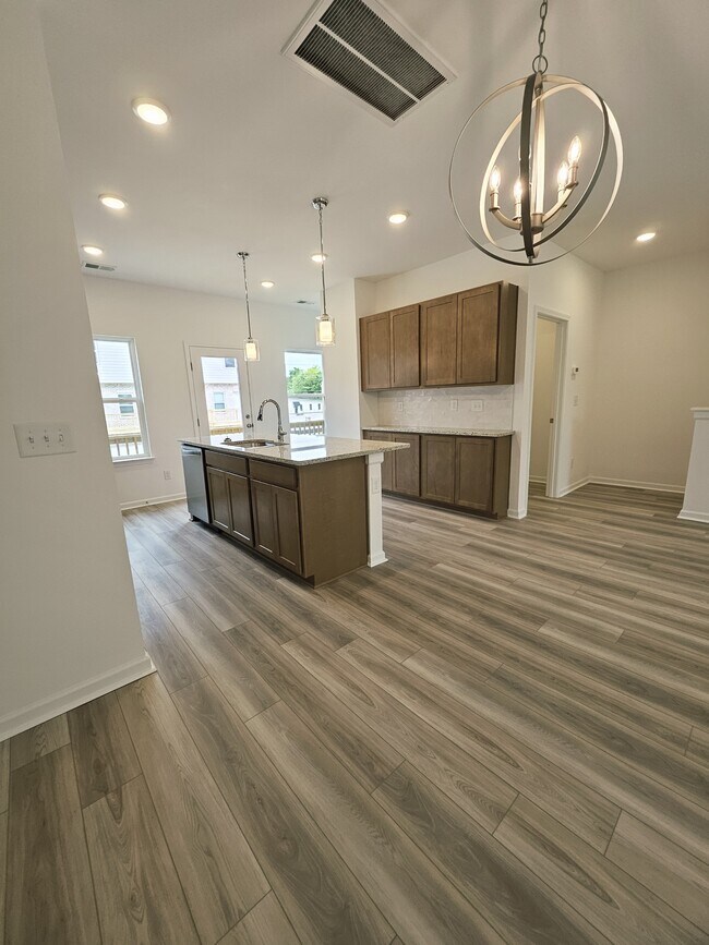 Building Photo - 128 Rosebush Ln