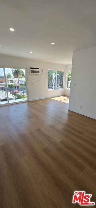 Building Photo - 1308 N Poinsettia Pl