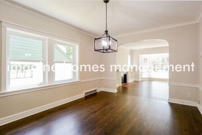 Building Photo - Lovely Updated Home in Shaftesbury Ave