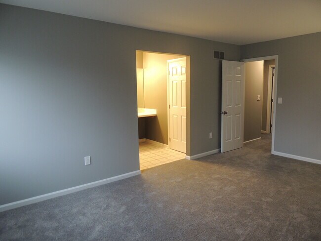 Building Photo - 404 Pinebrooke Cir