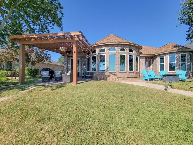 Building Photo - Beautifully designed waterfront property w...