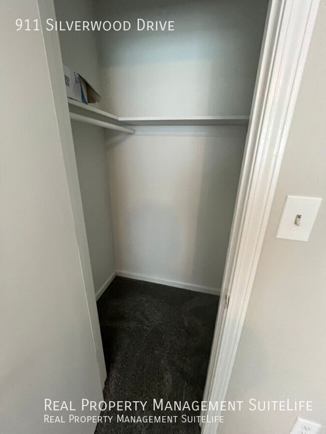 Building Photo - 911 Silverwood Dr