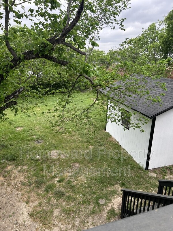 Building Photo - 407 N Justin Ave