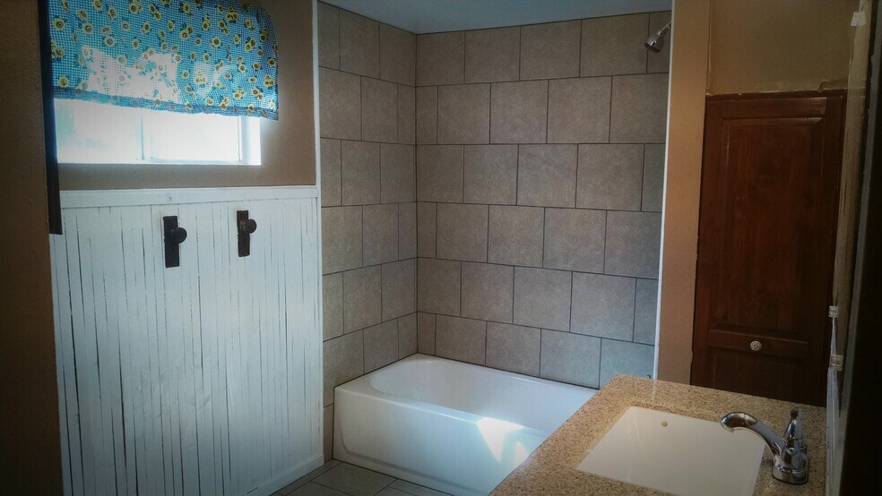Full Bathroom (Pic 1) - 111 Washington Avenue