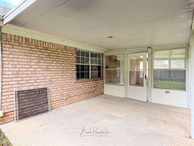Building Photo - 2520 Southern Oaks Dr