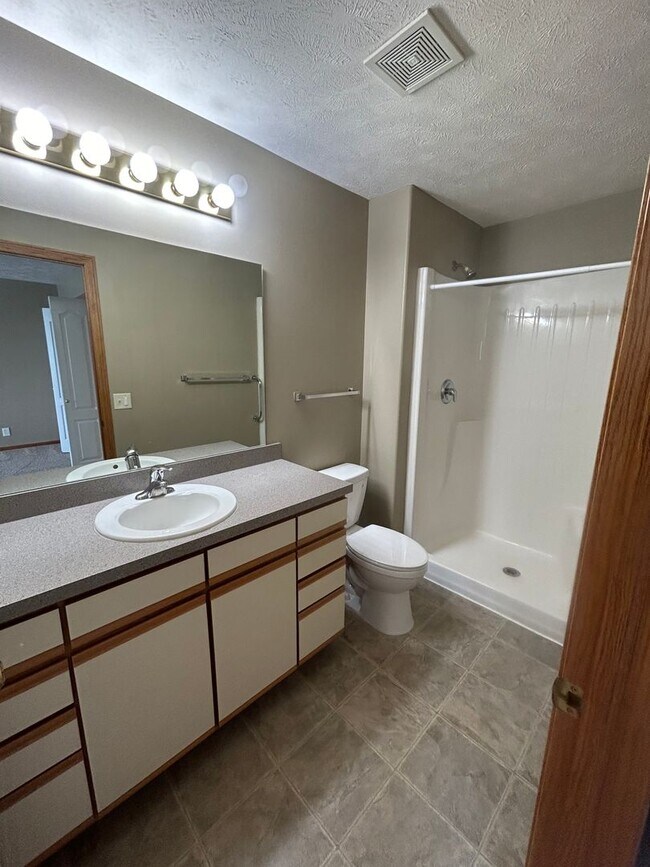 Building Photo - 6630 Shadow Pines Dr