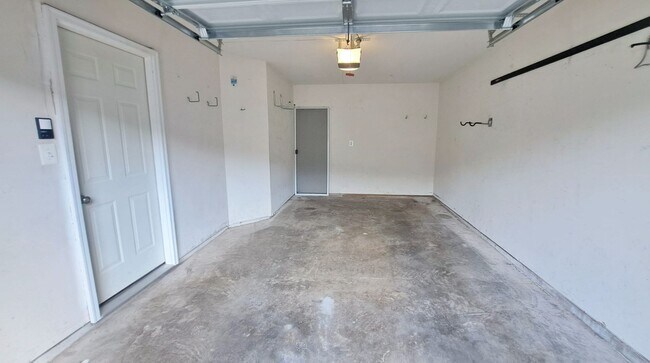 Building Photo - 3 Bed / 2-1/2 Bath Single Family Townhome with 1-Car Garage