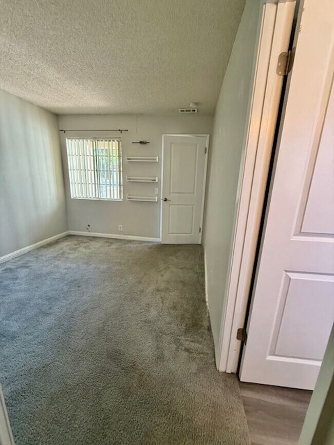 Building Photo - Lovely Eastlake condo