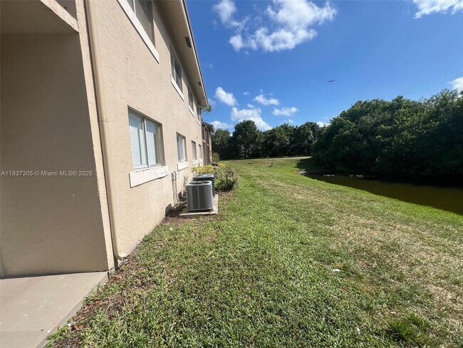 Building Photo - 1129 Lake Victoria Dr