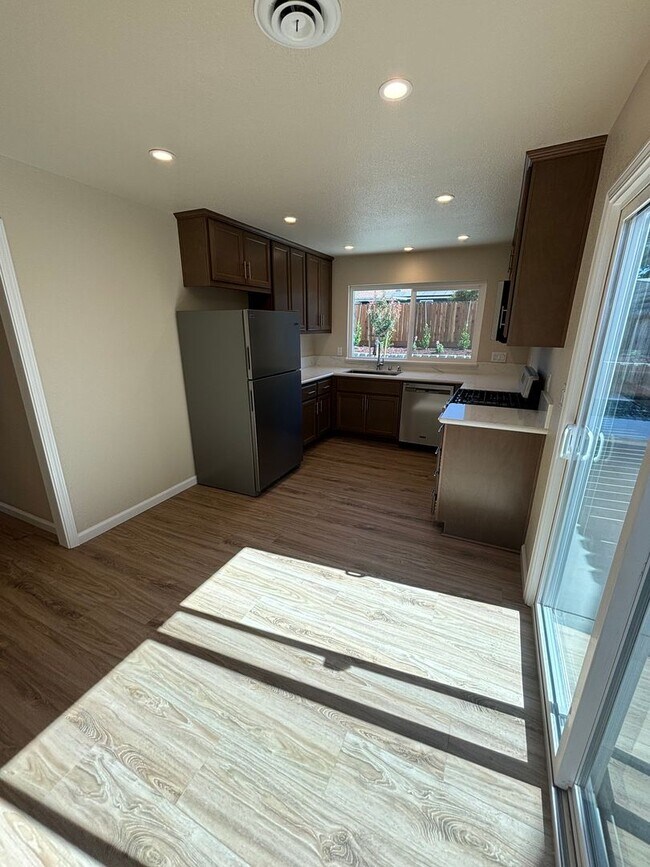 Building Photo - 3 Bedroom, 2 Bathroom Family Home