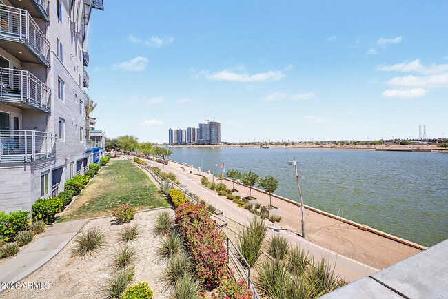 Building Photo - 945 E Playa Del Norte Dr