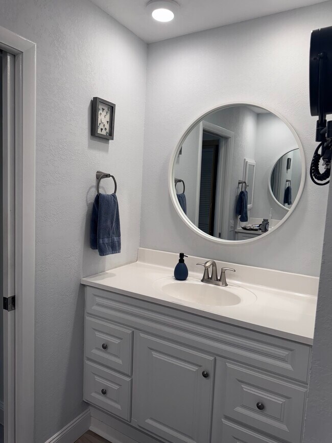 Building Photo - 3509b Avenida Madera